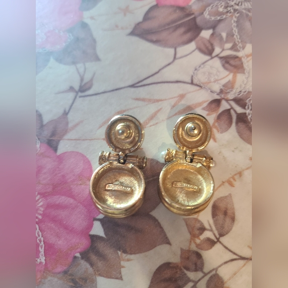 Vtg Richelieu Pearl and Emerald Gold Tone Earrings - Picture 3 of 4